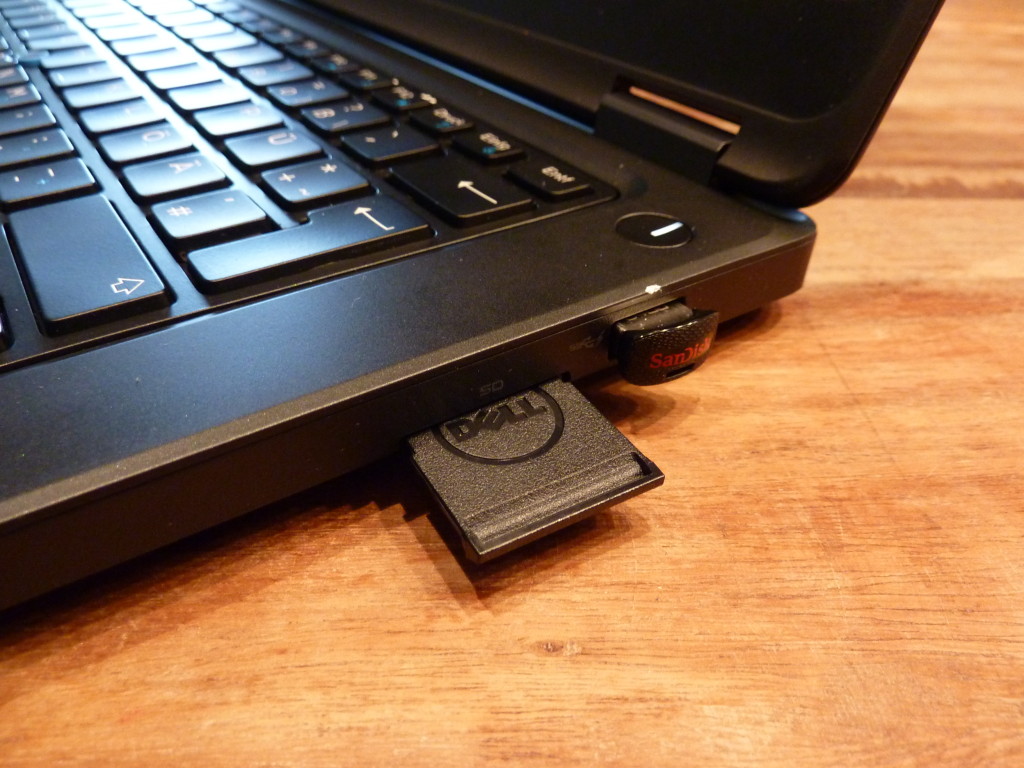 The SD-card reader on the E5450. 