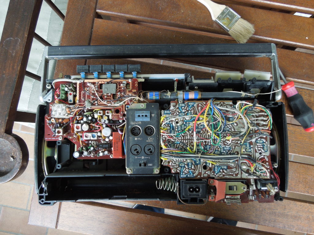 Aiwa TPR-930 inside: radio part (left) and power supply (right). 